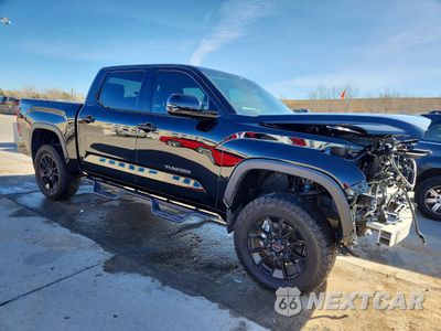 Czwarte zdjęcie samochodu z boku: 2023 TOYOTA TUNDRA LIMITED VIN:5TFJA5DB5PX110070 - miniatura