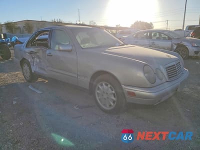 Czwarte zdjęcie samochodu z boku: 1999 MERCEDES-BENZ E 320 VIN:WDBJF65H3XA858165 - miniatura