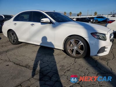 Czwarte zdjęcie samochodu z boku: 2017 MERCEDES-BENZ E 300 4MATIC VIN:WDDZF4KB8HA098329 - miniatura