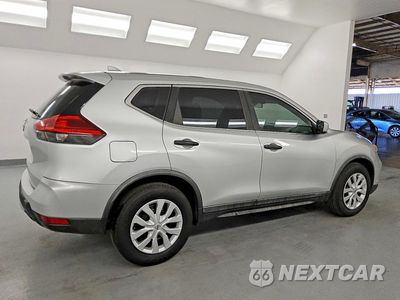 Trzecie zdjęcie samochodu z tyłu: 2017 NISSAN ROGUE S VIN:KNMAT2MT9HP608209 - miniatura