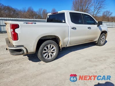 Trzecie zdjęcie samochodu z tyłu: 2021 CHEVROLET SILVERADO K1500 CUSTOM VIN:3GCUYBEF2MG148364 - miniatura