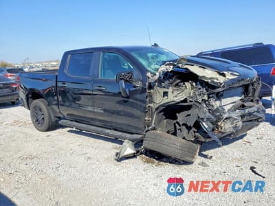 Czwarte zdjęcie samochodu z boku: 2026 CHEVROLET SILVERADO K1500 TRAIL BOSS CUSTOM VIN:3GCUKCED0TG131115 - miniatura