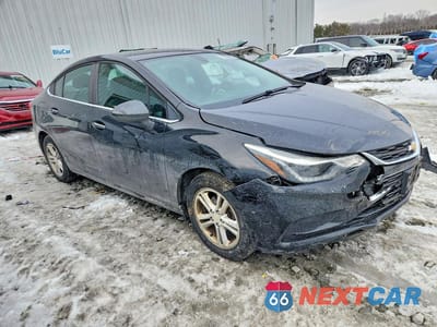Czwarte zdjęcie samochodu z boku: 2018 CHEVROLET CRUZE LT VIN:1G1BE5SM6J7109345 - miniatura
