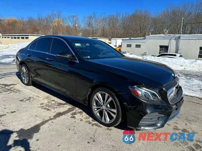 Czwarte zdjęcie samochodu z boku: 2017 MERCEDES-BENZ E 300 4MATIC VIN:WDDZF4KB6HA024228 - miniatura
