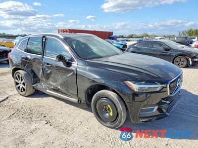 Czwarte zdjęcie samochodu z boku: 2018 VOLVO XC60 T6 INSCRIPTION VIN:YV4A22RL6J1049817 - miniatura