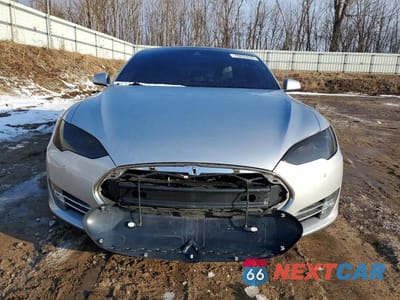 Piąte zdjęcie samochodu w środku: 2015 TESLA MODEL S VIN:5YJSA1E4XFF116419 - miniatura