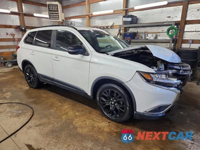 Czwarte zdjęcie samochodu z boku: 2018 MITSUBISHI OUTLANDER SE VIN:JA4AD3A3XJZ060605 - miniatura