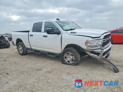 Czwarte zdjęcie samochodu z boku: 2023 RAM 2500 TRADESMAN 6.4L V8 CREW CAB VIN:3C6UR5CJ5PG500354 - miniatura