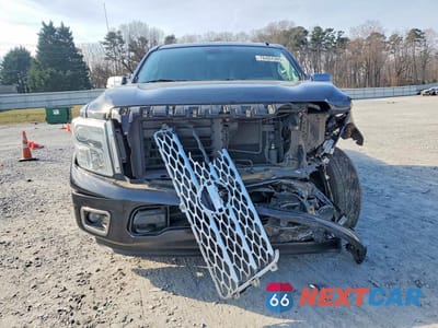 Piąte zdjęcie samochodu w środku: 2017 NISSAN TITAN SV VIN:1N6AA1E67HN513231 - miniatura