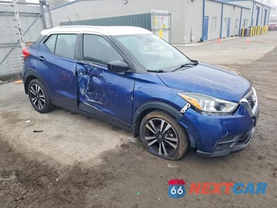 Czwarte zdjęcie samochodu z boku: 2020 NISSAN KICKS SV VIN:3N1CP5CV3LL552129 - miniatura