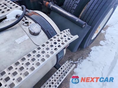 Zdjęcie 9 z 10 samochodu: 2012 VOLVO VNL SEMI TRUCK VIN:4V4N39EG0CN556439 - miniatura