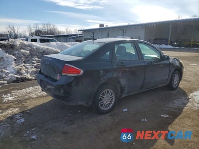 Trzecie zdjęcie samochodu z tyłu: 2010 FORD FOCUS SE VIN:1FAHP3FN7AW213597 - miniatura