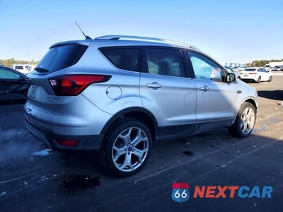 Trzecie zdjęcie samochodu z tyłu: 2019 FORD ESCAPE TITANIUM VIN:1FMCU0J90KUA03390 - miniatura