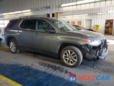 Czwarte zdjęcie samochodu z boku: 2018 CHEVROLET TRAVERSE LS VIN:1GNEVFKW9JJ143964 - miniatura