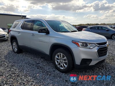 Czwarte zdjęcie samochodu z boku: 2020 CHEVROLET TRAVERSE LS VIN:1GNERFKW6LJ204601 - miniatura