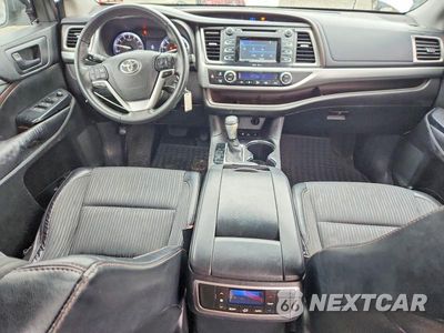 Zdjęcie 8 z 12 samochodu: 2015 TOYOTA HIGHLANDER LE VIN:5TDBKRFH1FS223934 - miniatura