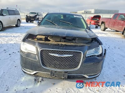 Piąte zdjęcie samochodu w środku: 2018 CHRYSLER 300 LIMITED VIN:2C3CCAKG0JH177508 - miniatura