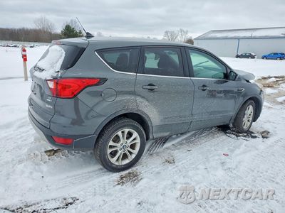 Trzecie zdjęcie samochodu z tyłu: 2019 FORD ESCAPE SE VIN:1FMCU9GD8KUA39859 - miniatura