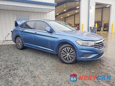 Czwarte zdjęcie samochodu z boku: 2021 VOLKSWAGEN JETTA S VIN:3VWC57BU3MM067313 - miniatura