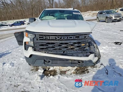 Piąte zdjęcie samochodu w środku: 2024 CHEVROLET SILVERADO 1500 SILVERADO 4WD V8 CRE VIN:1GCUDAED5RZ183704 - miniatura