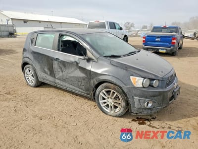 Czwarte zdjęcie samochodu z boku: 2012 CHEVROLET SONIC LT VIN:1G1JC6SH8C4196079 - miniatura