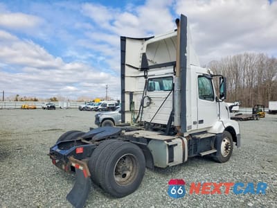 Czwarte zdjęcie samochodu z boku: 2018 VOLVO VNL SEMI TRUCK VIN:4V4N39EH9JN892757 - miniatura