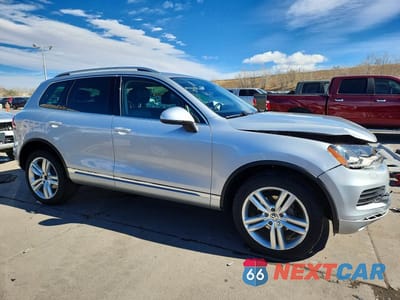 Czwarte zdjęcie samochodu z boku: 2014 VOLKSWAGEN TOUAREG V6 TDI VIN:WVGEP9BP2ED010332 - miniatura