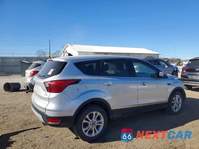 Trzecie zdjęcie samochodu z tyłu: 2019 FORD ESCAPE SE VIN:1FMCU9GD3KUA59789 - miniatura