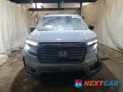 Piąte zdjęcie samochodu w środku: 2024 HONDA PASSPORT BLACK EDITION VIN:5FNYF8H81RB023120 - miniatura