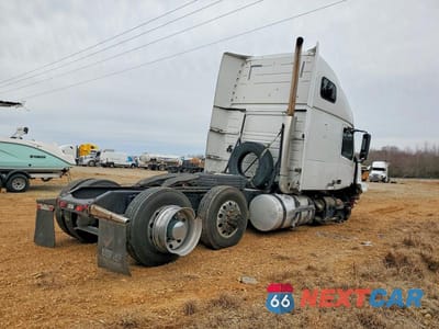 Czwarte zdjęcie samochodu z boku: 2013 VOLVO VNL SEMI TRUCK VIN:4V4NC9TJ4DN146341 - miniatura