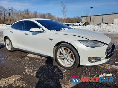 Czwarte zdjęcie samochodu z boku: 2014 TESLA MODEL S VIN:5YJSA1H1XEFP38471 - miniatura