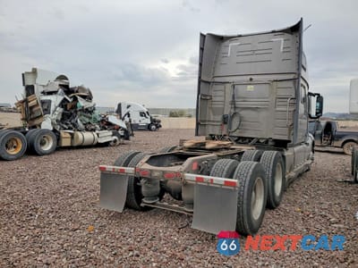 Czwarte zdjęcie samochodu z boku: 2020 VOLVO VNL SEMI TRUCK VIN:4V4NC9EH8LN237119 - miniatura