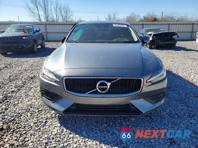 Piąte zdjęcie samochodu w środku: 2019 VOLVO S60 T5 MOMENTUM VIN:7JR102FK2KG014115 - miniatura