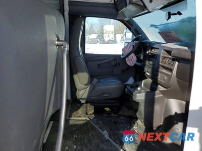 Piąte zdjęcie samochodu w środku: 2017 CHEVROLET EXPRESS SCHOOL BUS VIN:1HA3GRBGXHN001416 - miniatura