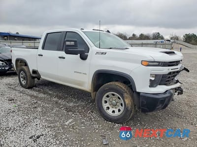 Czwarte zdjęcie samochodu z boku: 2024 CHEVROLET SILVERADO K2500 CUSTOM VIN:1GC4YMEY9RF127629 - miniatura