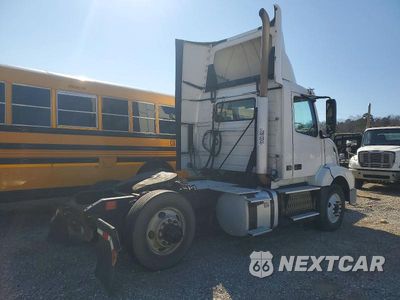 Czwarte zdjęcie samochodu z boku: 2017 VOLVO VNL SEMI TRUCK VIN:4V4N39TG4HN988025 - miniatura