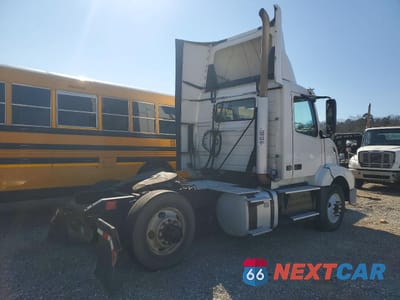 Czwarte zdjęcie samochodu z boku: 2017 VOLVO VNL SEMI TRUCK VIN:4V4N39TG4HN988025 - miniatura