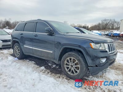 Czwarte zdjęcie samochodu z boku: 2013 JEEP GRAND CHEROKEE LAREDO VIN:1C4RJFAG8DC639105 - miniatura