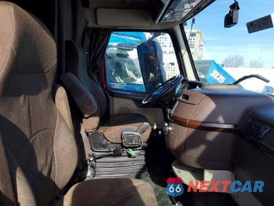Piąte zdjęcie samochodu w środku: 2017 VOLVO VN VNL VIN:4V4NC9EH4HN965821 - miniatura