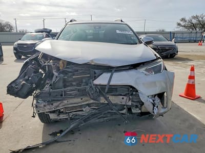 Piąte zdjęcie samochodu w środku: 2018 TOYOTA RAV4 XLE VIN:JTMWFREVXJJ163185 - miniatura