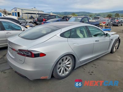 Trzecie zdjęcie samochodu z tyłu: 2018 TESLA MODEL S VIN:5YJSA1E24JF246333 - miniatura