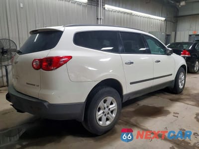 Trzecie zdjęcie samochodu z tyłu: 2011 CHEVROLET TRAVERSE LS VIN:1GNKREEDXBJ355866 - miniatura