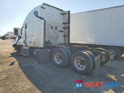 Trzecie zdjęcie samochodu z tyłu: 2016 FREIGHTLINER CASCADIA 126 SEMI TRUCK VIN:3AKJGLBG2GSHT7219 - miniatura