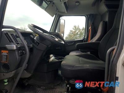 Piąte zdjęcie samochodu w środku: 2020 VOLVO VN VNL - SEMI TRUCK VIN:4V4NC9TH4LN253305 - miniatura