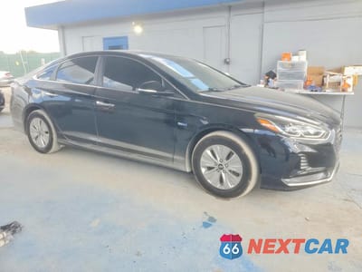 Czwarte zdjęcie samochodu z boku: 2019 HYUNDAI SONATA HYBRID VIN:KMHE24L31KA088272 - miniatura