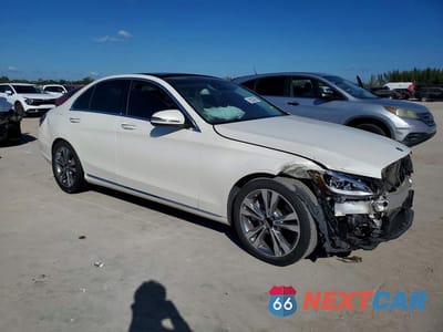 Czwarte zdjęcie samochodu z boku: 2017 MERCEDES-BENZ C 300 VIN:55SWF4JB6HU194996 - miniatura