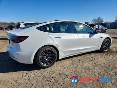 Trzecie zdjęcie samochodu z tyłu: 2023 TESLA MODEL 3 VIN:5YJ3E1EAXPF486382 - miniatura