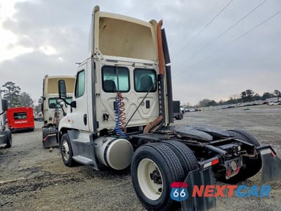 Trzecie zdjęcie samochodu z tyłu: 2016 FREIGHTLINER CASCADIA 125 SEMI TRUCK VIN:1FUBGEDV1GLHC5615 - miniatura