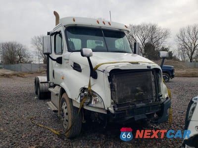 2020 FREIGHTLINER CASCADIA 113 SEMI TRUCK 3AKJGBDV6LSLJ8531 - główne zdjęcie licytacji z USA - miniatura