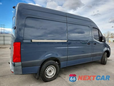 Trzecie zdjęcie samochodu z tyłu: 2019 MERCEDES BENZ SPRINTER 2500/3500 DELIVERY VAN VIN:WD4PF0CD9KT004177 - miniatura